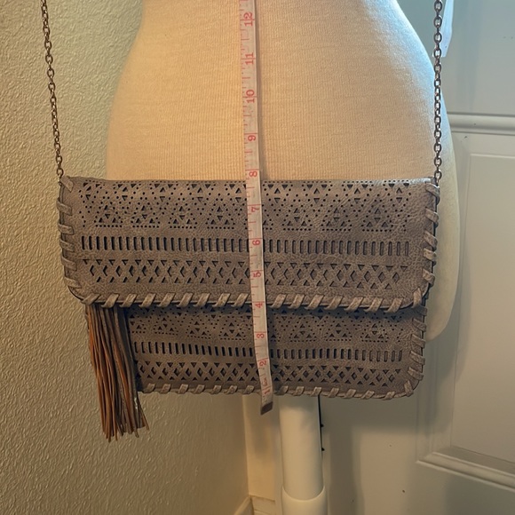 Eam Forever Tan with fringe wicker patterned clutch / crossbody with gold chain - Picture 10 of 10